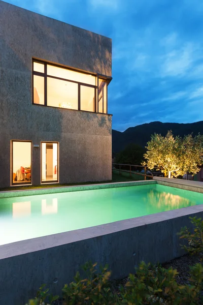 Modern house with pool — Stock Photo, Image