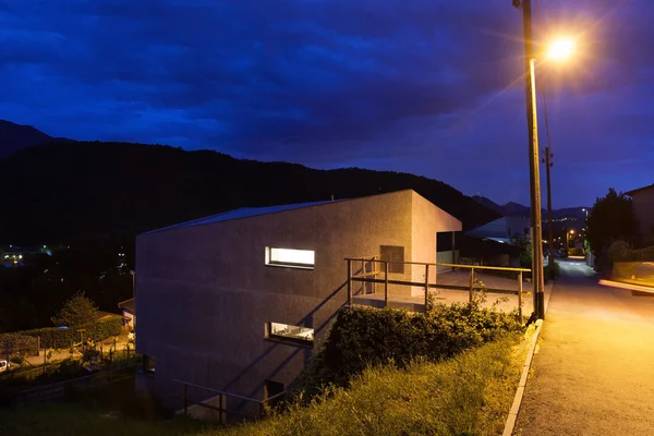 Edificio moderno por la noche —  Fotos de Stock