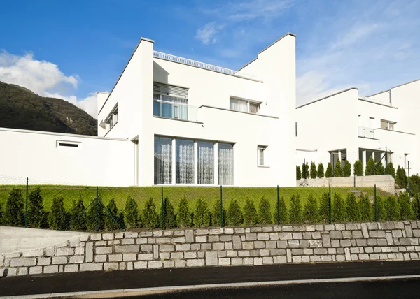 Modernes weißes Haus — Stockfoto