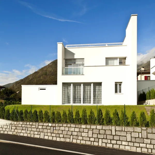 Modernes weißes Haus — Stockfoto
