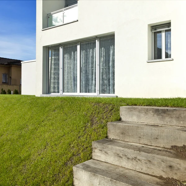 Modernes weißes Haus — Stockfoto