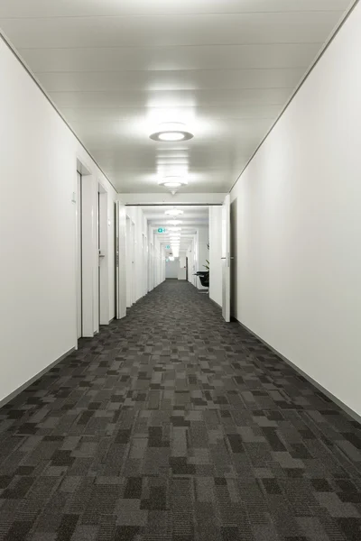Corredor largo en edificio moderno —  Fotos de Stock