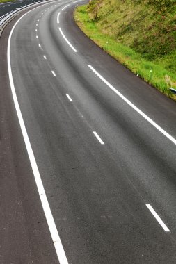 Boş yol, asfalt yol ile yeşil alan