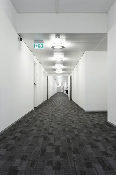 Corredor largo en edificio moderno —  Fotos de Stock