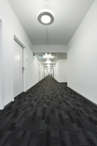 在现代建筑中长长的走廊 — 图库照片