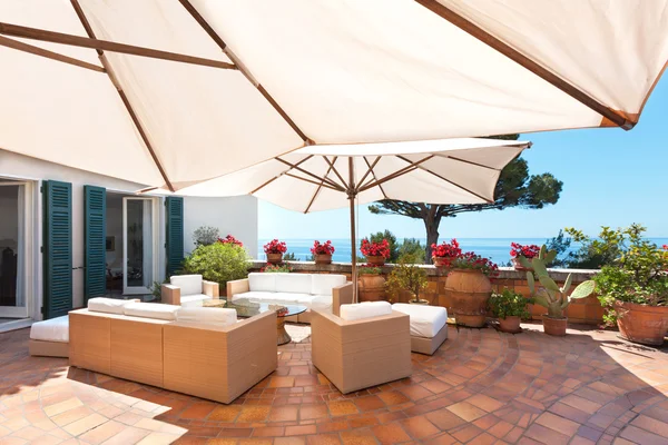 Schöne Terrasse mit Meerblick — Stockfoto