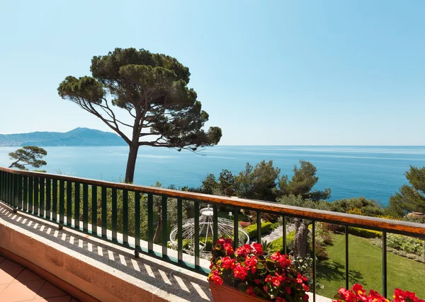 Hermoso balcón con vista al mar — Foto de Stock