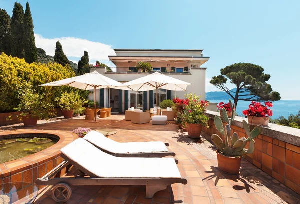 Hermosa terraza con vista al mar — Foto de Stock