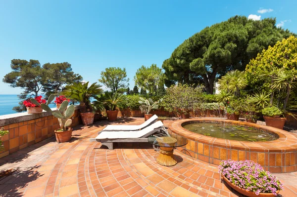 Schöne Terrasse mit Meerblick — Stockfoto