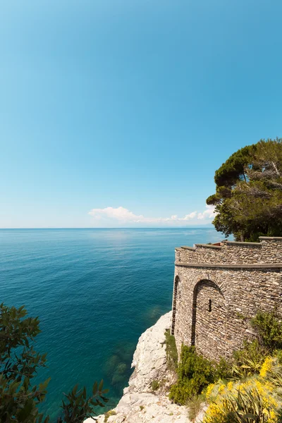 Belle terrasse extérieure avec vue sur la mer — Photo