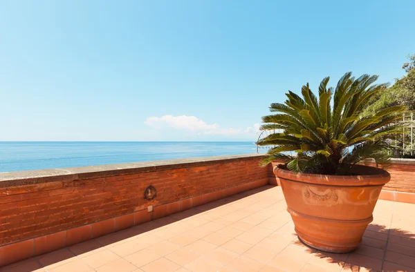 Belo terraço, bela paisagem mediterrânea — Fotografia de Stock