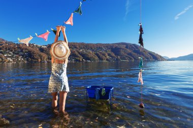 Waman, Giysi göl kenarında asılı