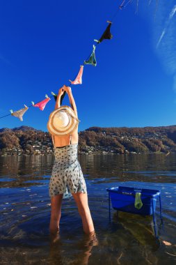 Waman, Giysi göl kenarında asılı