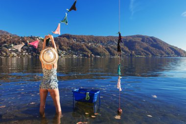 Waman, Giysi göl kenarında asılı