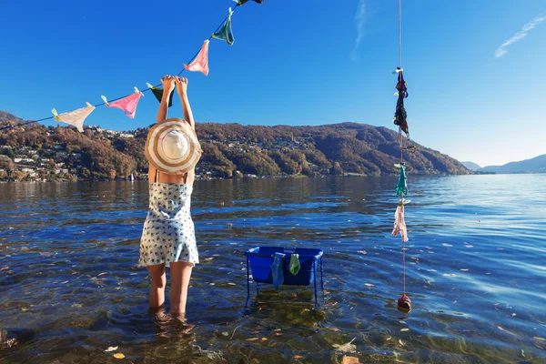 Waman, hängende kleidung am see — Stockfoto