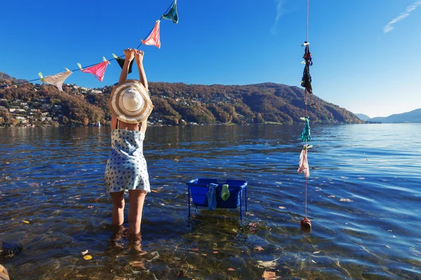 Waman, Giysi göl kenarında asılı