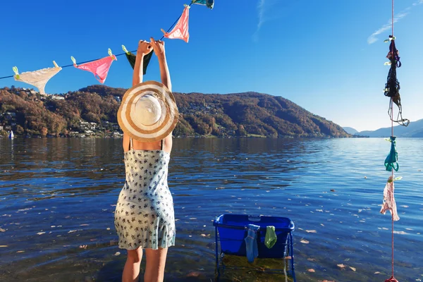 Waman, Giysi göl kenarında asılı