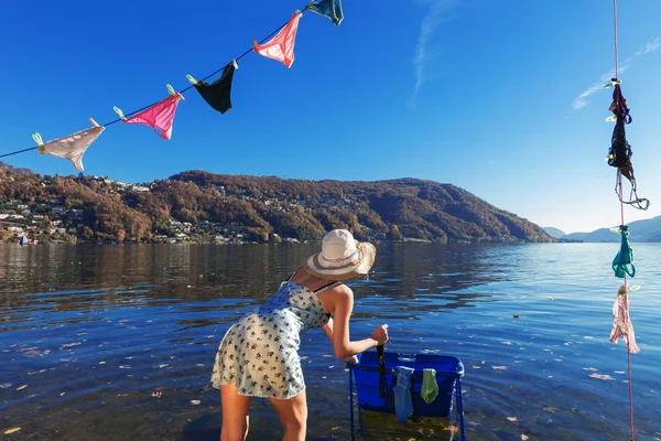 Waman, roupas penduradas junto ao lago — Fotografia de Stock