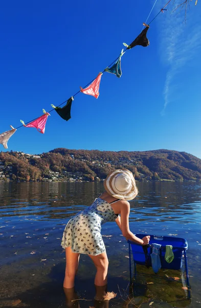 Waman, roupas penduradas junto ao lago — Fotografia de Stock