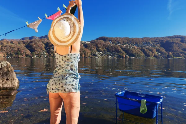 Waman, Giysi göl kenarında asılı