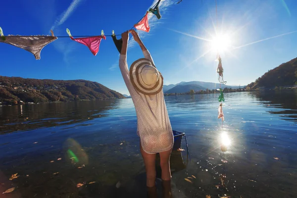 Waman, Giysi göl kenarında asılı — Stok fotoğraf