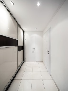 Modern bir apartmanın giriş