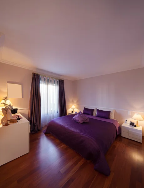 Dormitorio de un apartamento moderno — Foto de Stock
