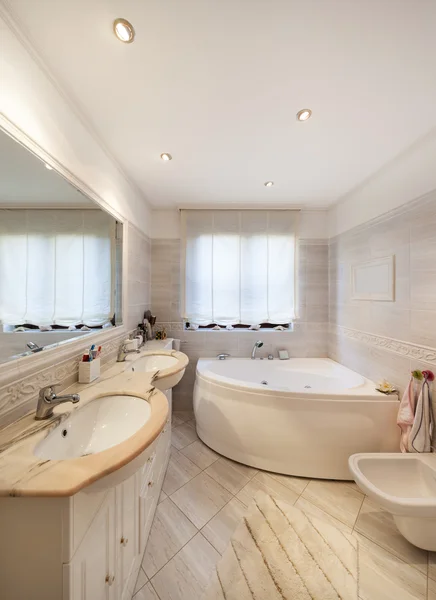 Bagno con rivestimento in marmo — Foto Stock