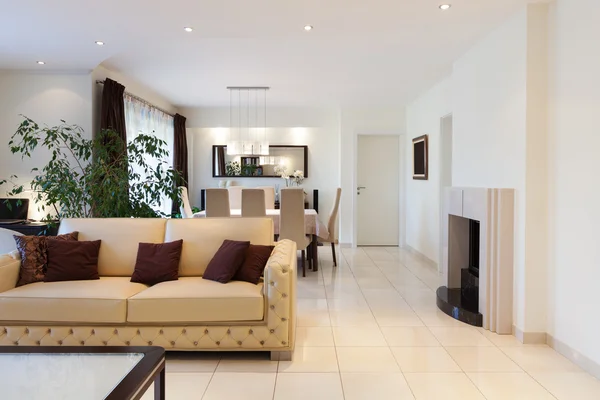 Beige en bruin interieur van Familiekamer — Stockfoto © iriana88w ... Beige en bruin interieur van Familiekamer — Stockfoto © iriana88w ...