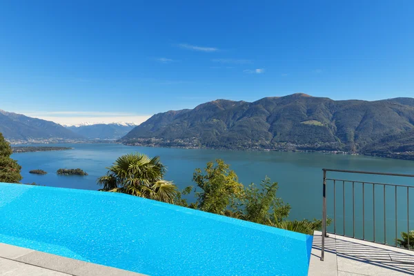 Terraço com piscina — Fotografia de Stock