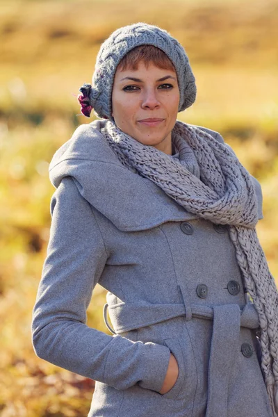 Sonbahar kampanyası çayırda kız — Stok fotoğraf