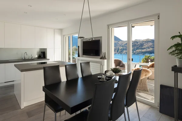 Interior, cocina con mesa de comedor negro — Foto de Stock