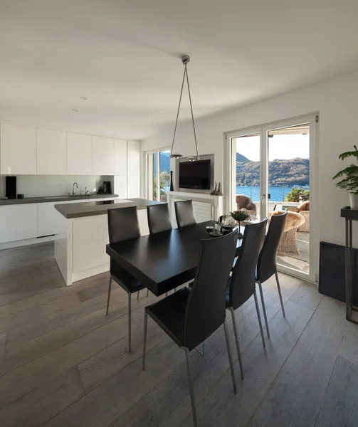 Interior, cocina con mesa de comedor negro — Foto de Stock