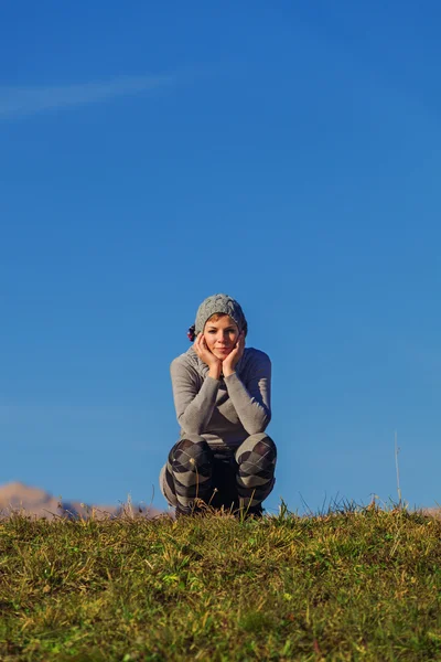 Девушка на лугу в осенней кампании — стоковое фото