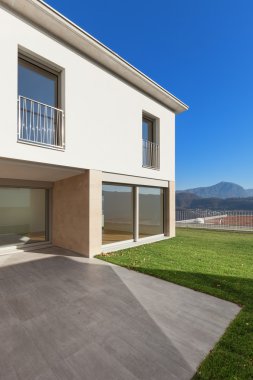 Modern bir binanın dışı.