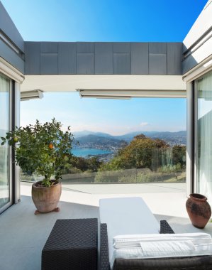 Ev, veranda göle bakan