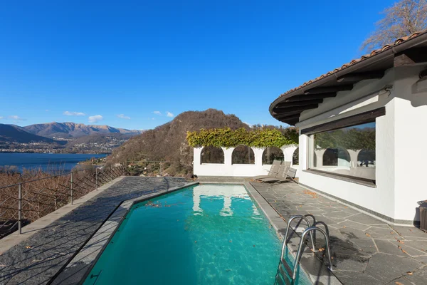 Vacker terrass med pool — Stockfoto