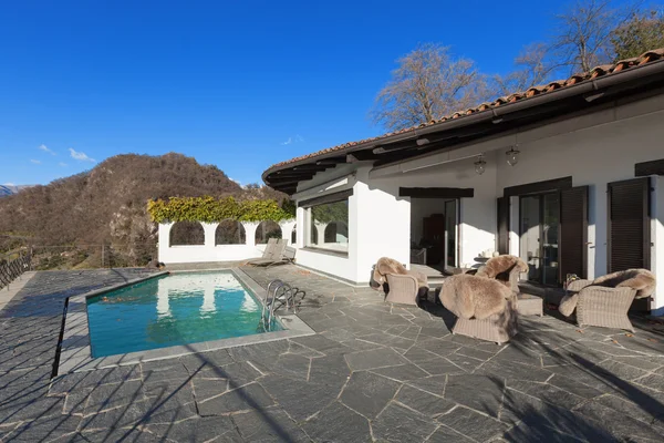 Vacker terrass med pool — Stockfoto