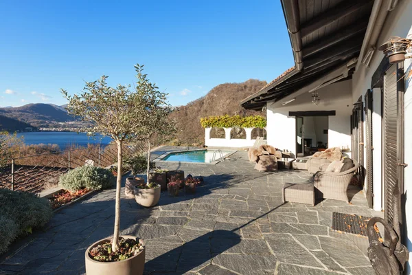 Haus, große Terrasse — Stockfoto