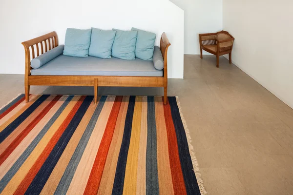 Hall avec divan et tapis rayé — Photo