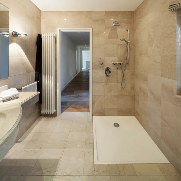 Ванная комната, классический дизайн — стоковое фото