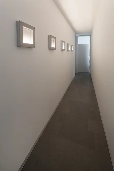 Długi korytarz z obrazami zapalił — Zdjęcie stockowe