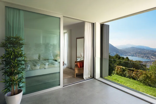 Interieur, balkon met uitzicht op het meer — Stockfoto