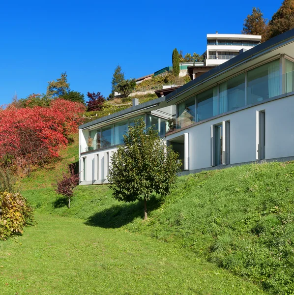 Casa bianca moderna, all'aperto — Foto Stock