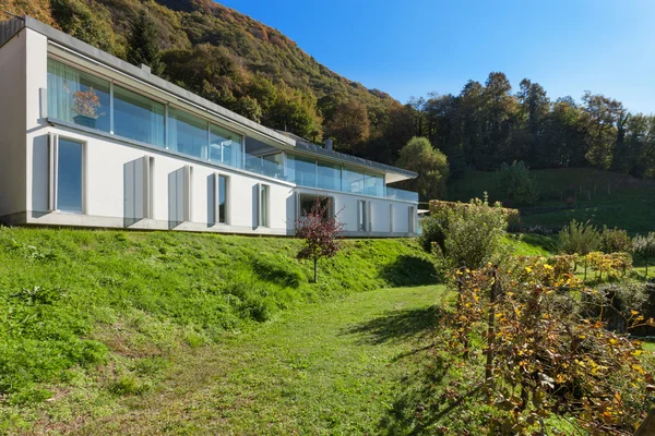 Extérieur d'une maison blanche — Photo