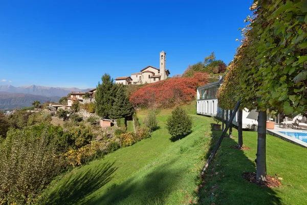 Esterno di una casa bianca — Foto Stock