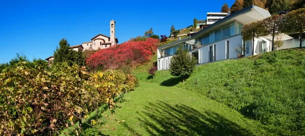 Moderna casa blanca, al aire libre —  Fotos de Stock