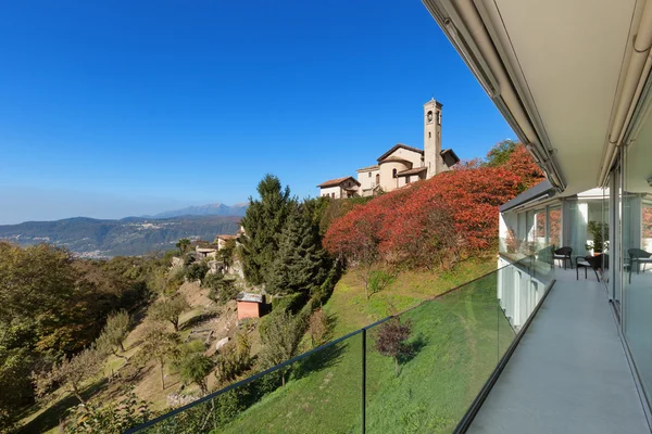 Modern bir evin balkon — Stok fotoğraf