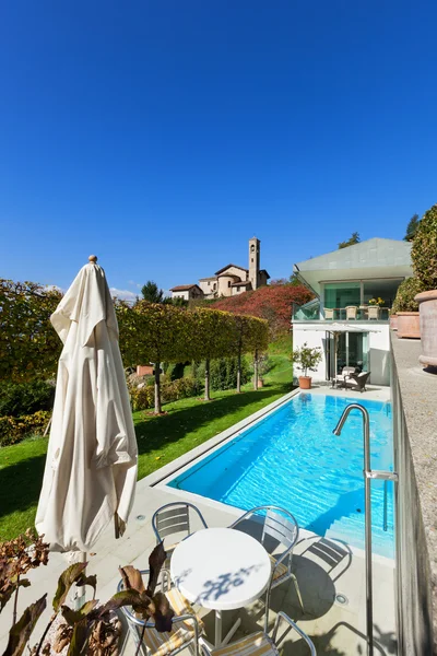 Haus, Patio mit Pool — Stockfoto