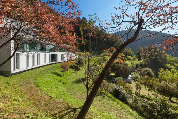 Exterior de una casa blanca — Foto de Stock